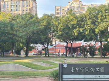 民俗公園稀有8米寬雙店面雙平車 北屯店面別墅