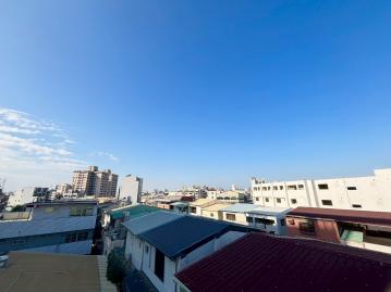 北太平電梯別墅前院停車 北屯店面別墅