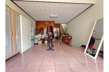 近市政府美透天門口停車