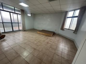 【後壁臨8米路三角窗美透天】