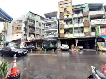 雙面臨路,透天店面+10間套房,收租自用都適合 西區中古屋