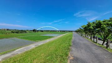 宜蘭市區河岸第一排小農地