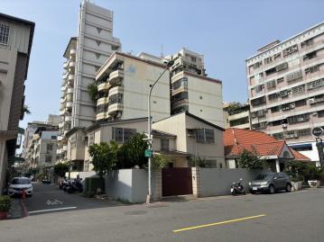 高雄房地顧問 美麗島雙捷運大地坪漂亮雙車墅