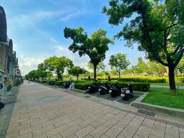 高雄房地顧問 小港森林公園首排稀有車庫透天