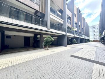 苗栗透天首選竹南大埔重劃區【鴻柏築印】大面寬雙車孝親天井美墅