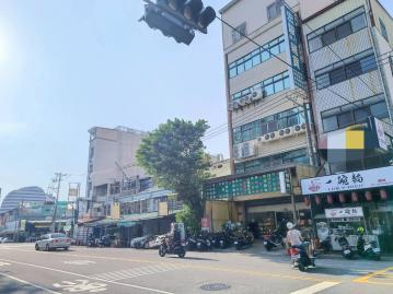 3680萬買水湳經貿園區20米路旁邊間黃金店面