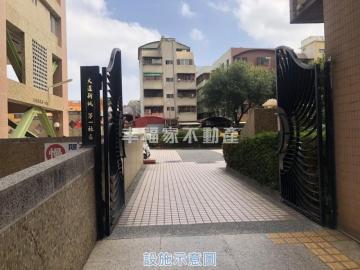 台南透天店面 專-大道新城明亮三房平車位