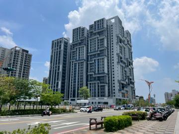 東區LALAPORT旁挑高4米4湖濱城商辦高樓層 台中東區買房