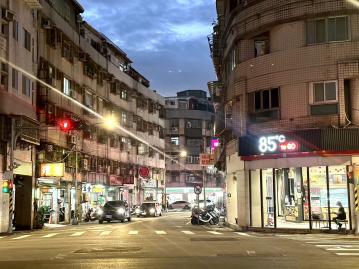 黃金三角窗雙店面 汐止廠辦大樓