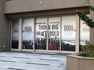 高雄店面三角窗 五甲商圈13米超大面寬旗艦金店面