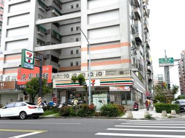 高雄店面三角窗 仁愛商圈黃金店霸30米店寬霸氣吸客