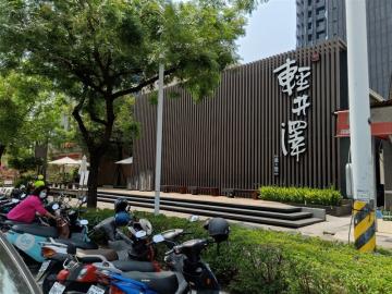 高雄店面三角窗 R14捷運站漢神巨蛋面寬三角窗透店