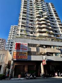 高雄店面三角窗 明華河堤商圈123樓加地下室稀有燙金店面