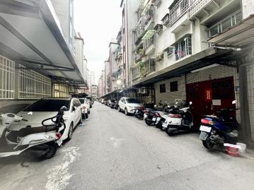 三重房仲專家 近捷運三民高中站面寬住辦一樓-門口方便停車
