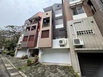 新竹房地專家 富群花園室內雙車優質別墅				