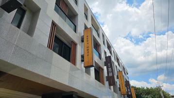 塗城成功商圈｜全新電梯透店｜三面臨路大面寬｜四套房＋B1四車位