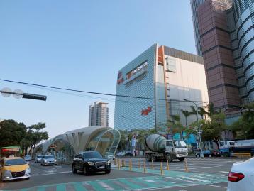 新光三越前第三種商業區全新整理收租透套前院停車