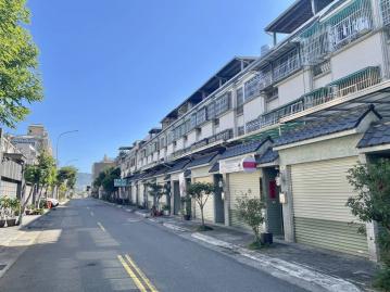 三期輕屋齡地坪29坪臨路前院車庫別墅 阿魯米大里房仲推薦