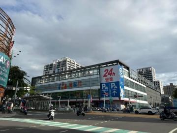 李員外土地專家 鼎山家樂福I輕軌旁I大面寬I大地坪I乙工廠房