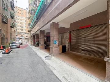 龍山國小旁樓店