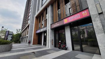 烏日高鐵夢幻誠角間挑高黃金店面 中科房仲顧問