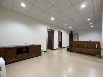 基隆房仲泡傑~稀有庭院一樓