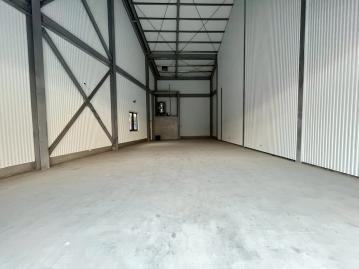 華鳳全新三角窗店面