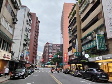 延吉街三角窗金店面